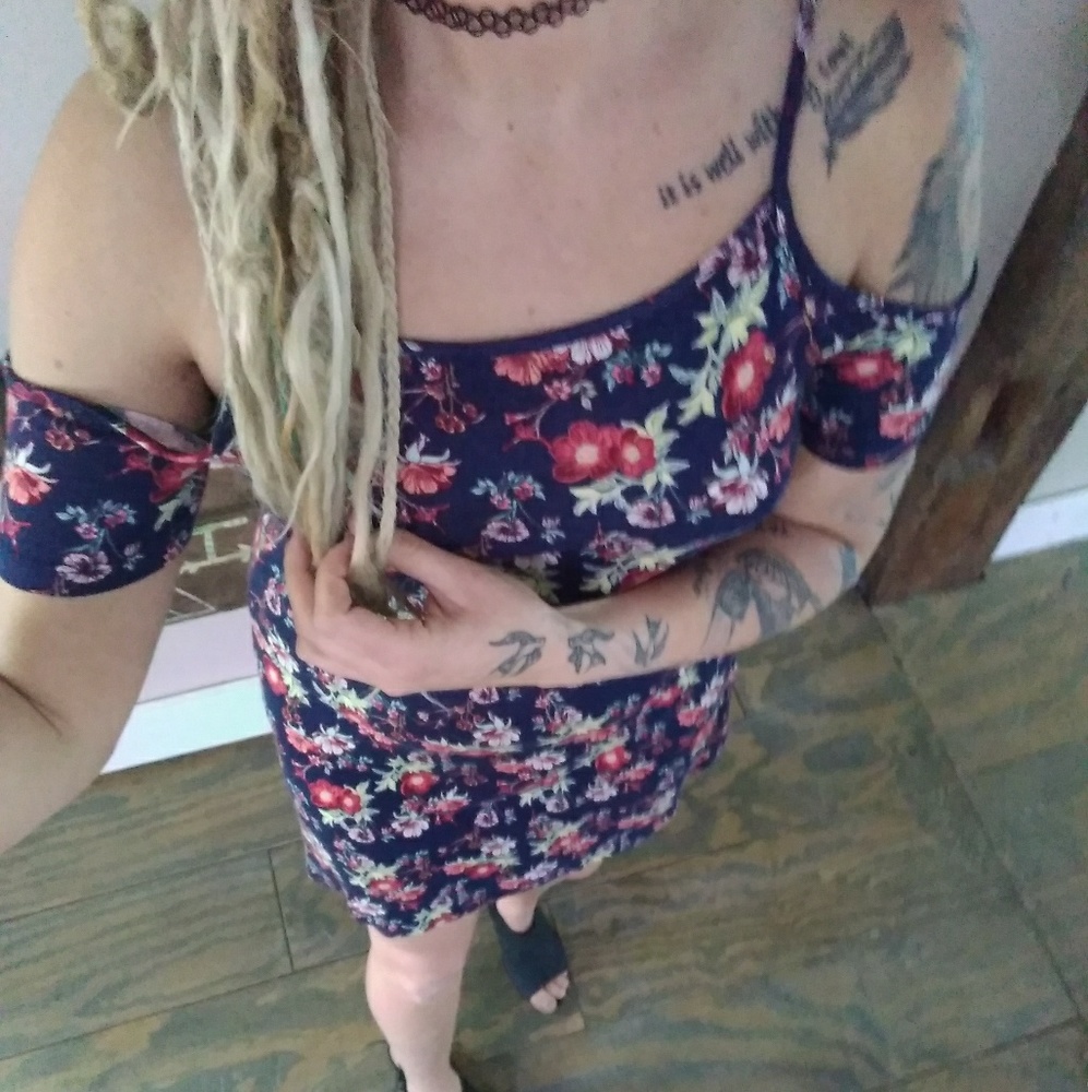 floral print dress with shoulder cut outs - Picture 6 of 7